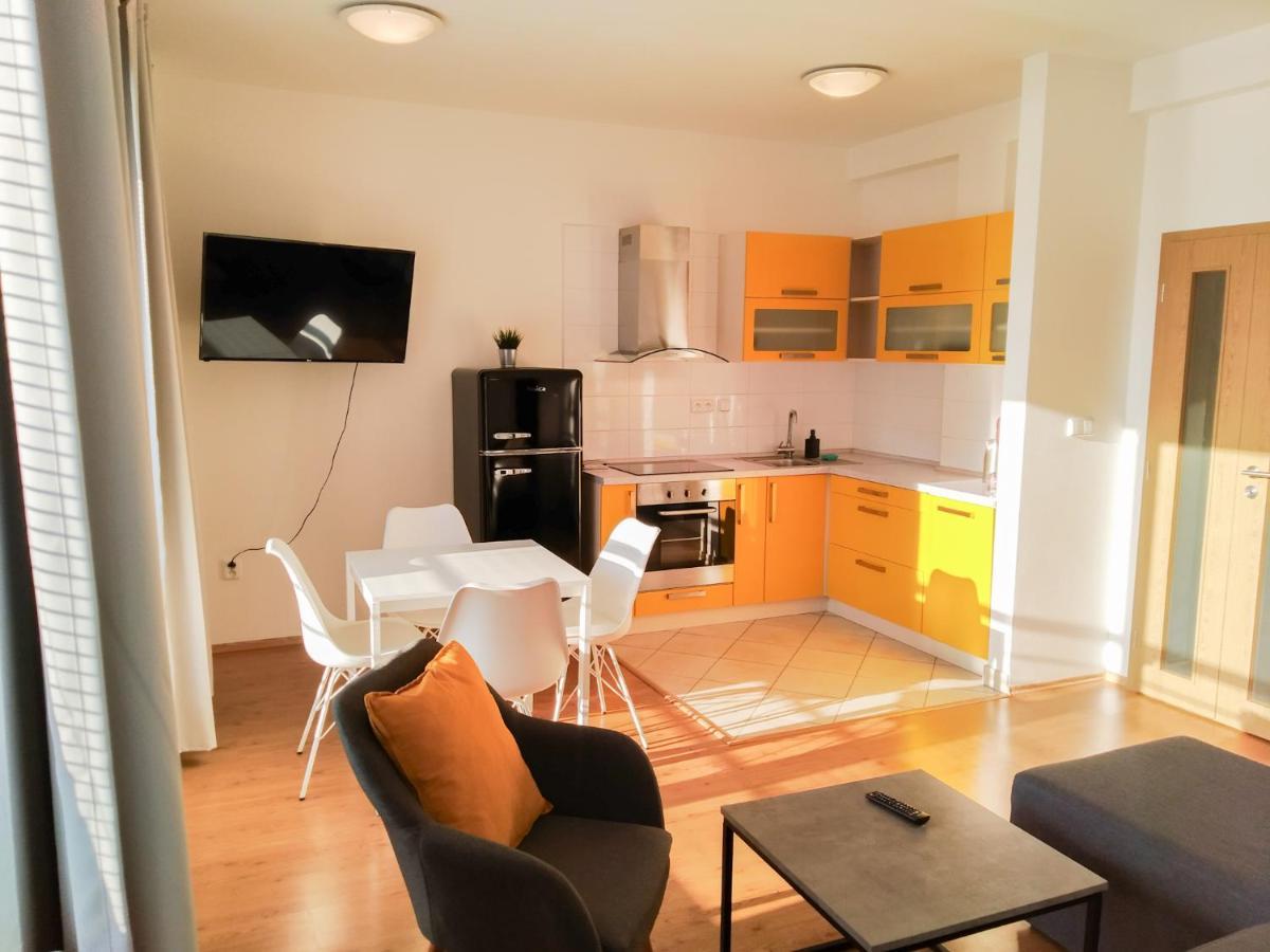 Yellow Apartment Ostrava Eksteriør bilde